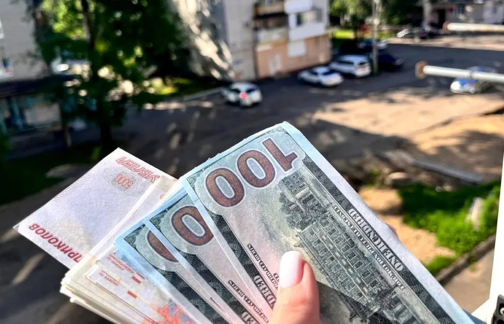 Пытался вывезти под одеждой 2,6 млн рублей гражданин КНР из Хабаровска