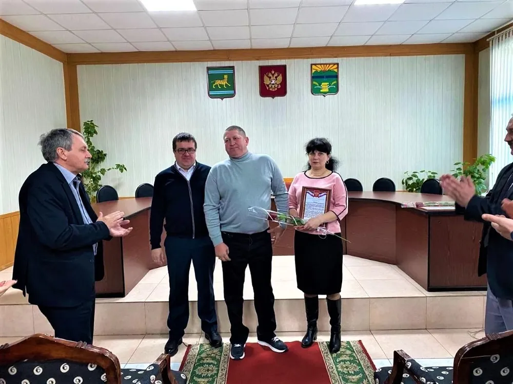 Родителей участника спецоперации поблагодарил глава Ленинского района ЕАО