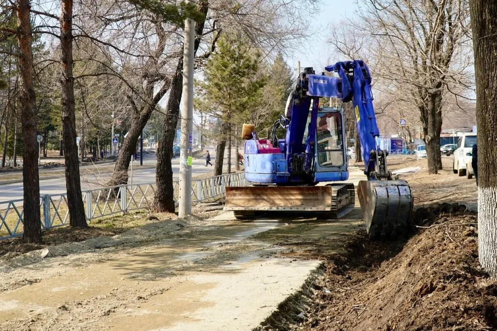 Когда начнут класть асфальт на обновляемые тротуары, рассказали в мэрии Биробиджана