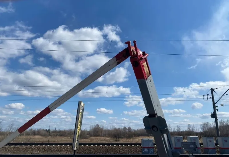 Протаранил шлагбаум, поехав на красный цвет светофора, неизвестный водитель в ЕАО