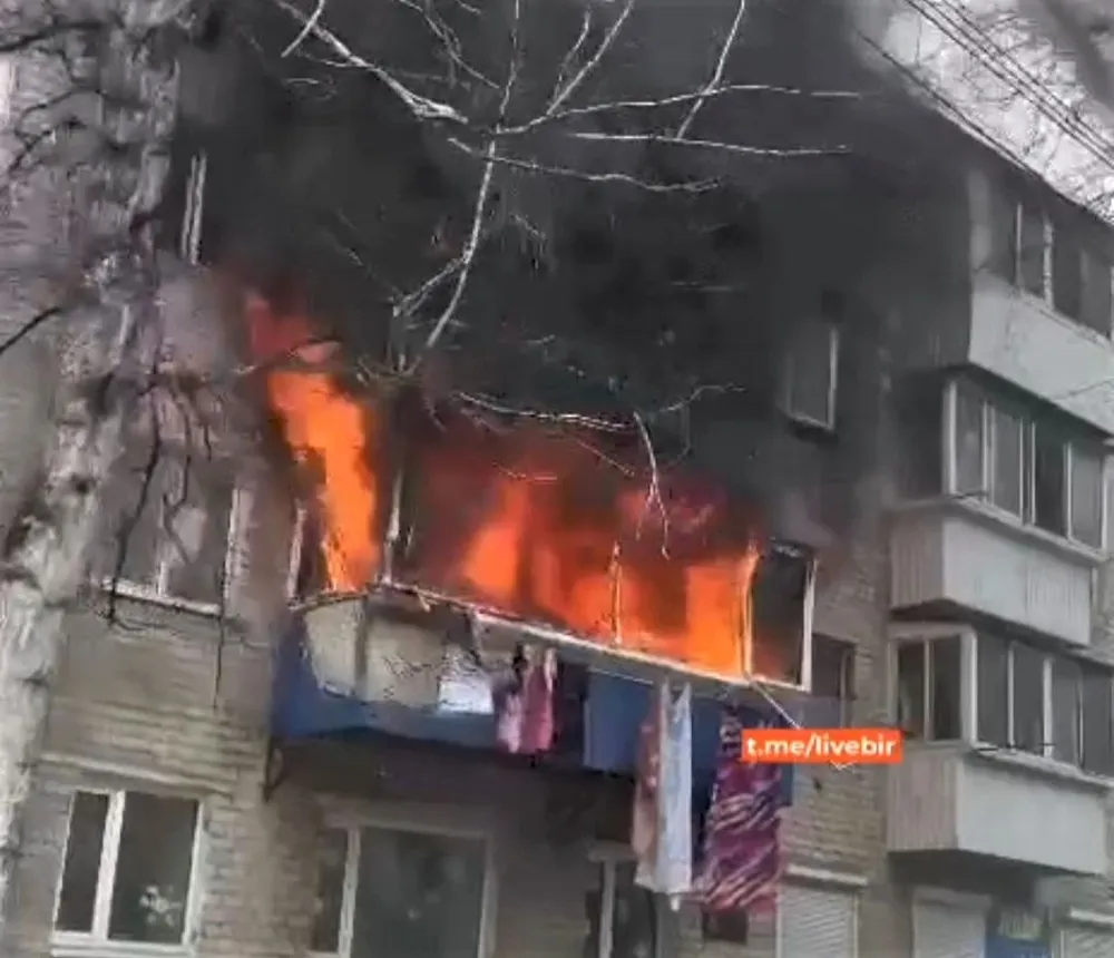 Сильный пожар в жилой пятиэтажке тушат огнеборцы в Биробиджане