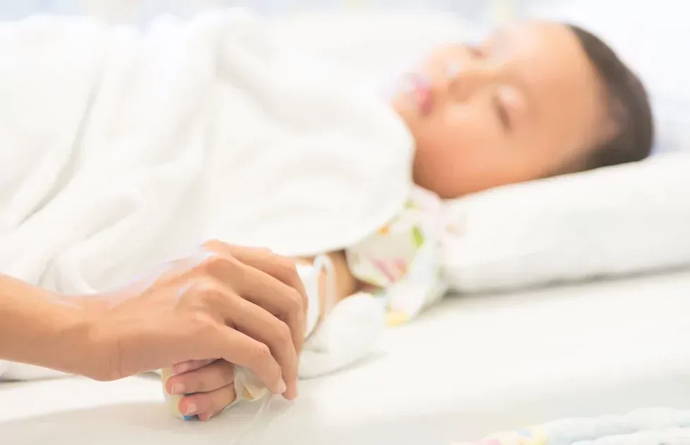 Несовершеннолетний упал с четвертого этажа заброшенного здания в Комсомольске-на-Амуре