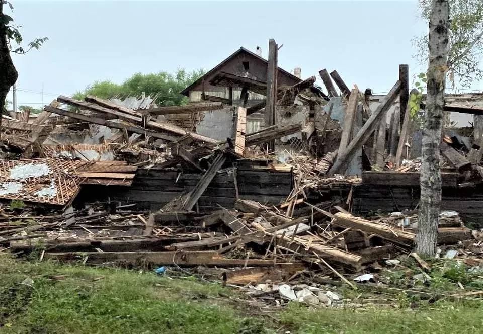 Тела двоих детей обнаружены после пожара в деревянной многоквартирке в Хабаровском крае
