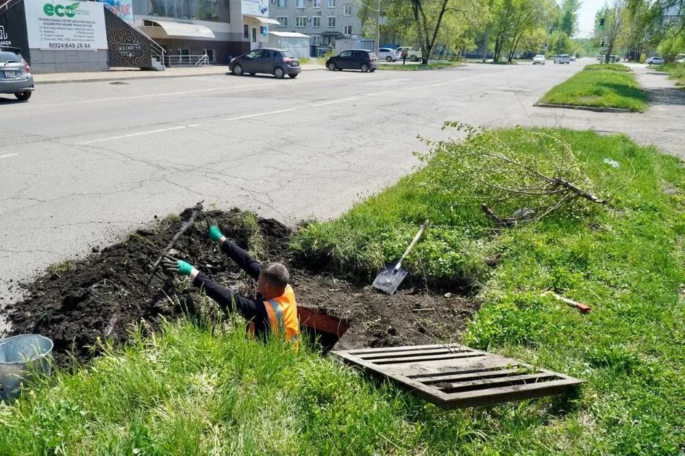 Беспрецедентные работы по расчистке ливнёвок проводят в Биробиджане