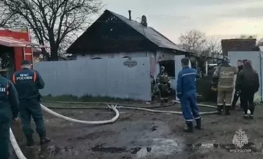 Сгорели мебель и бытовая техника в результате возгорания дома в Биробиджане