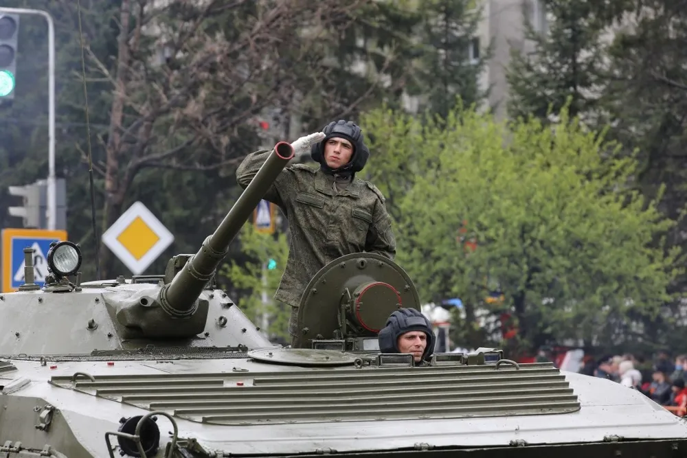 Парад соединений и воинских частей гарнизона ЕАО прошел в Биробиджане