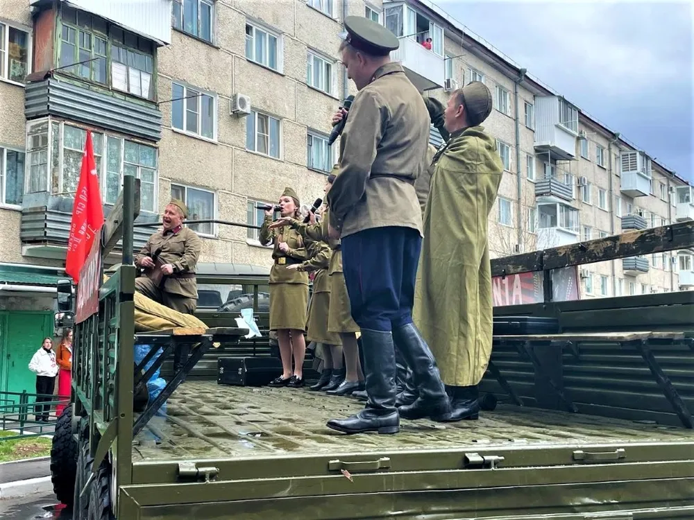 Агитбригада поздравляет с Днём Победы ветеранов Великой Отечественной войны в Биробиджане