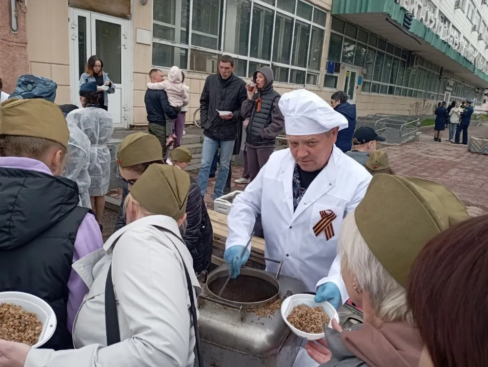Солдатской кашей с пылу с жару угощают жителей и гостей Биробиджана