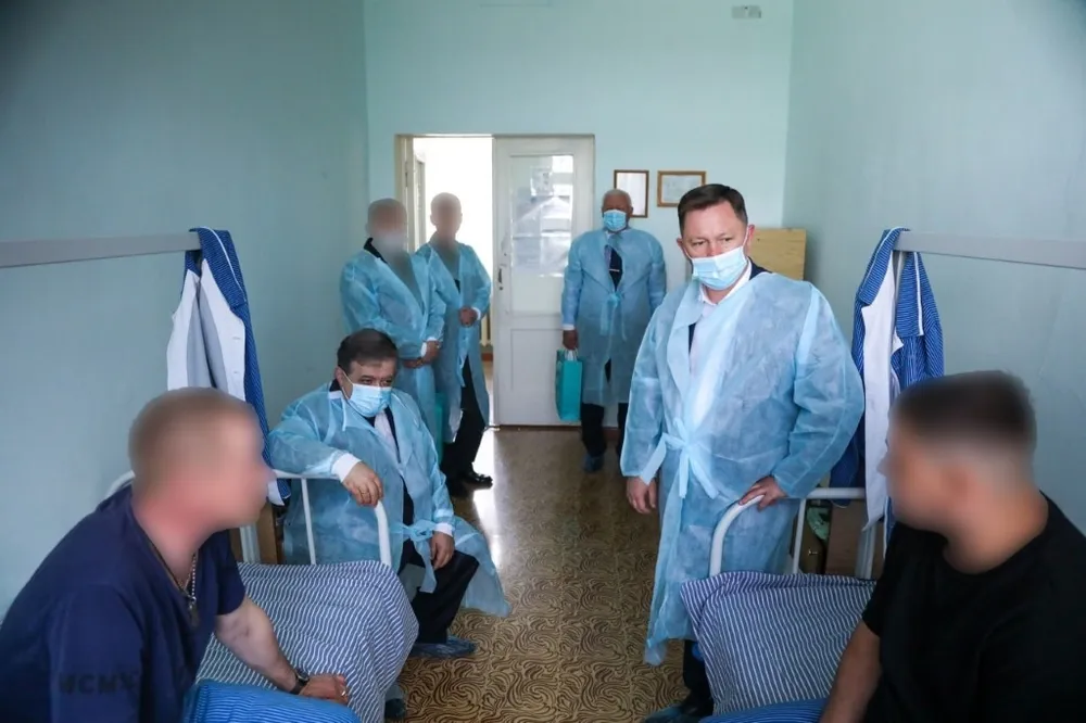 Посетили раненых в Биробиджанском военном госпитале Владимир Джабаров и Роман Бойко