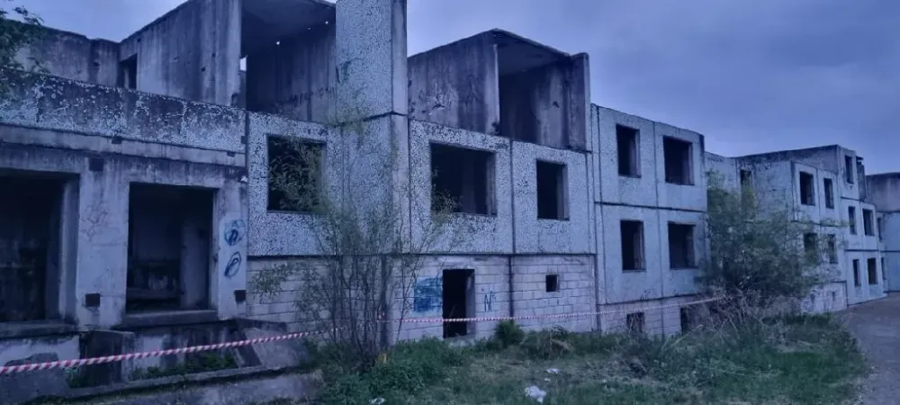 Подростка насмерть задавило бетонной плитой в заброшенном здании в Хабаровском района