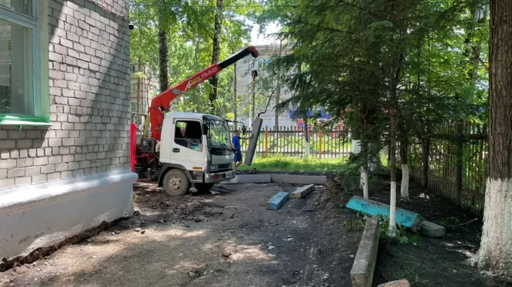 Проинспектировал ремонт территории детсадов мэр Биробиджана