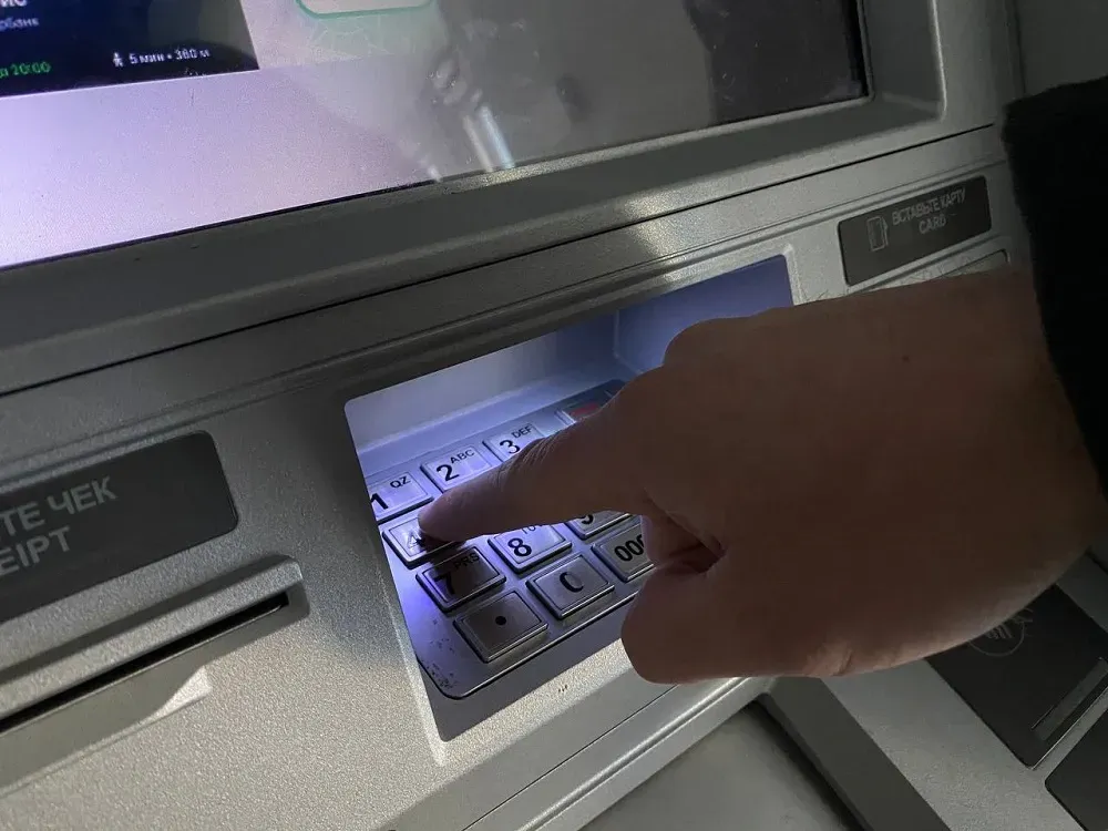 Прикрываясь болезнью ребенка, выманили деньги у биробиджанца неизвестные аферисты