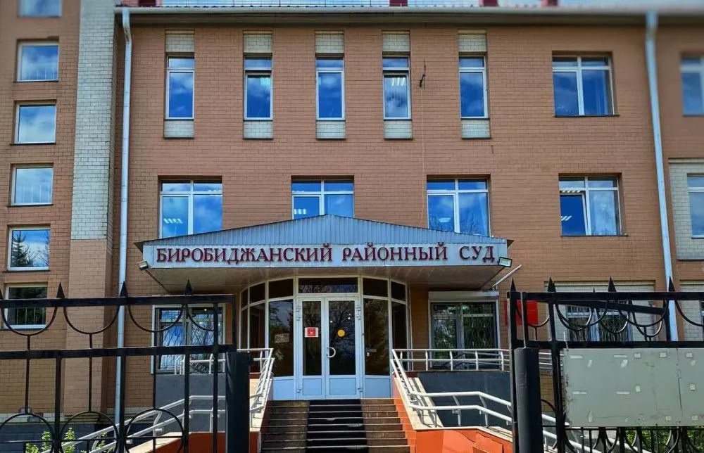 Заплатил за увольнение дворника директор предприятия в Биробиджане