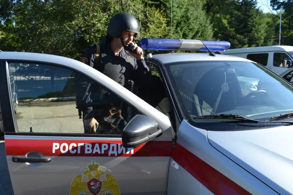 Находящегося в розыске гражданина задержали на улице в Биробиджане