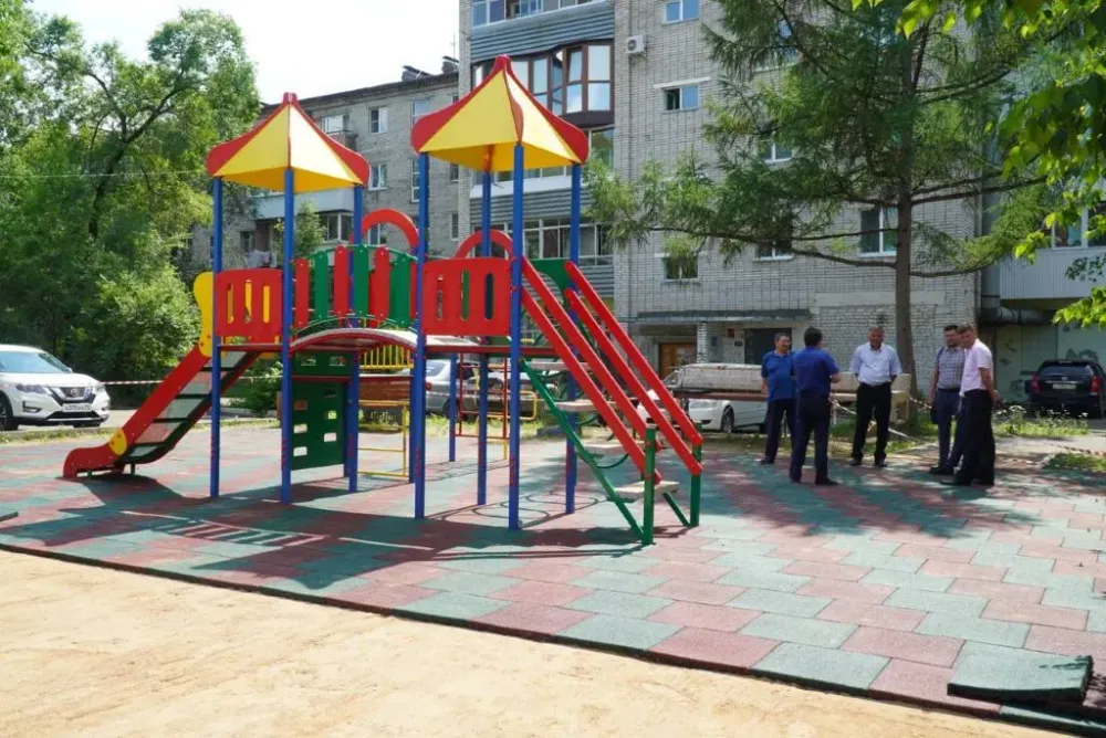 Своими глазами увидеть ход ремонта дворов выехали депутаты Гордумы в Биробиджане