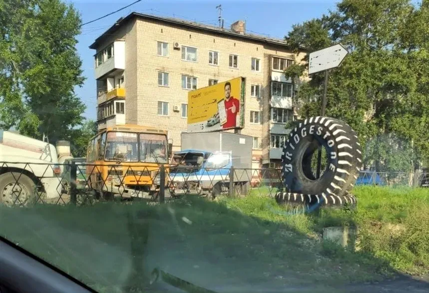 Служебный автобус и грузовик столкнулись в Биробиджане