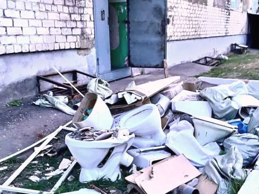 Работники школы сбросили со 2 этажа унитаз на 11-летнюю школьницу в Приамурье