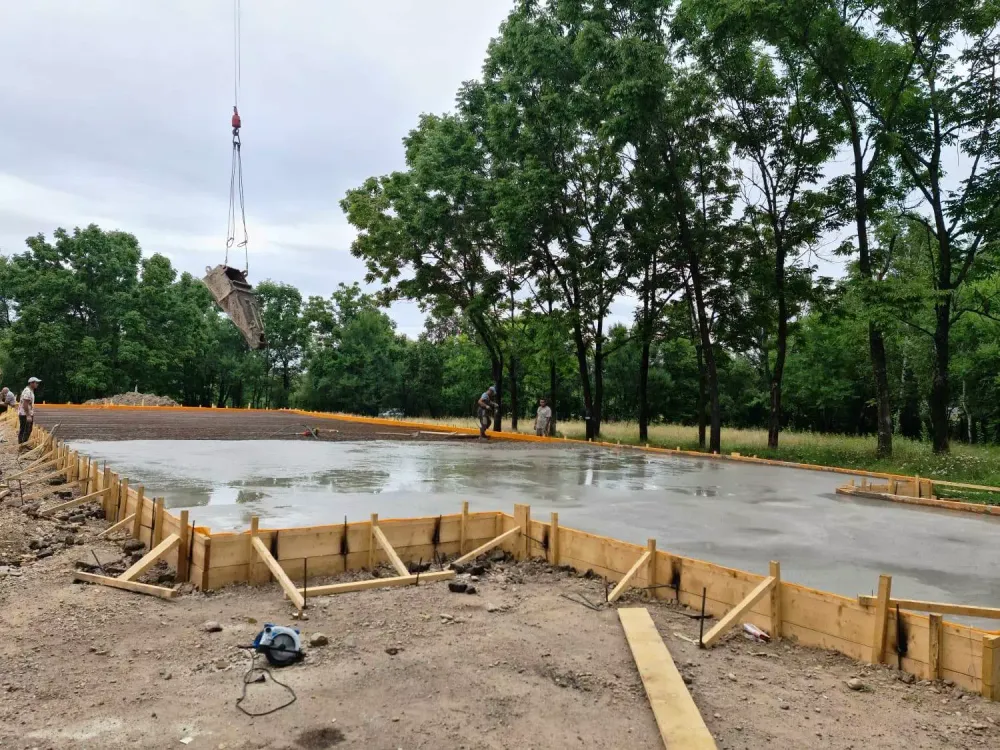 Строители приступили к монтажу каркаса нового спортзала у школы №6  Биробиджана