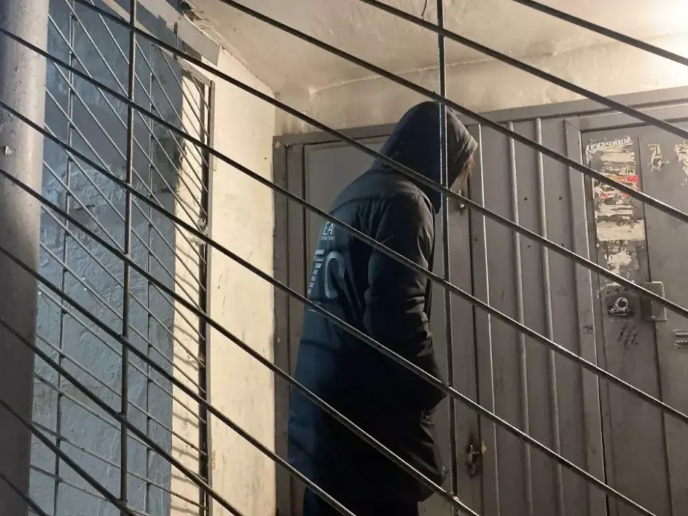 Сунулся в гости к биробиджанцу, споил и украл около 100 тысяч рублей вор-рецидивист