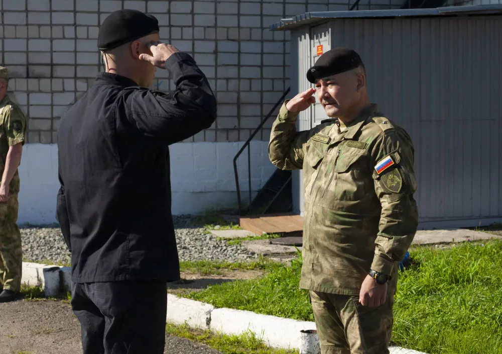 Присягу на верность принесли молодые сотрудники ОМОН в Биробиджане