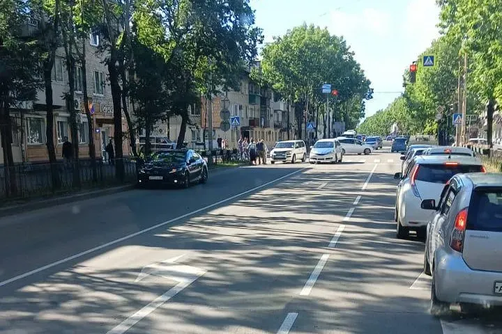 Ребенок на самокате влетел в авто в центре Биробиджана