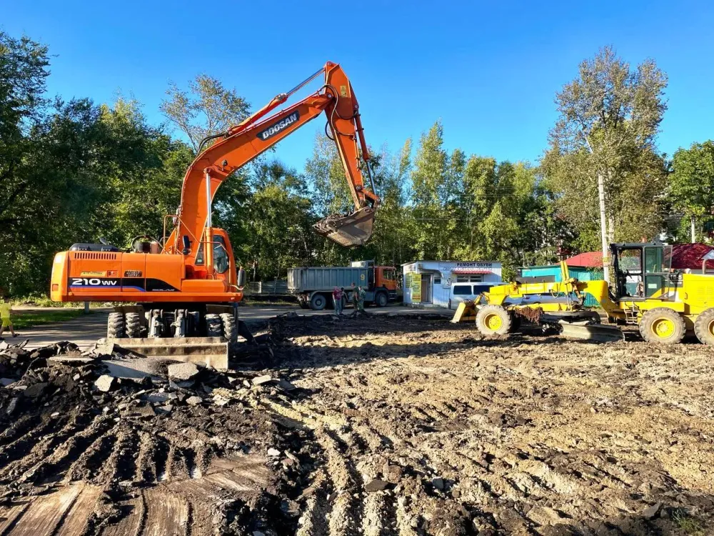 Ремонтируют пришкольную территорию специалисты в Биробиджане