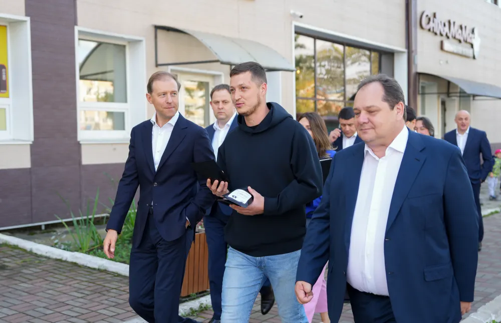 Выращенным в Биробиджане кофе угостили зампреда Правительства РФ Дениса Мантурова