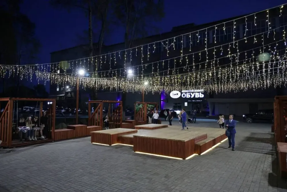 Новое арт-пространство с качелями и сценой открылось у фабрики «Росток» в Биробиджане