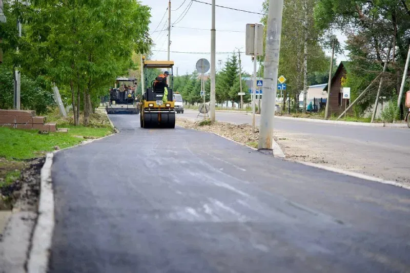 Многострадальную ул. Миллера закатывают в новый асфальт в Биробиджане