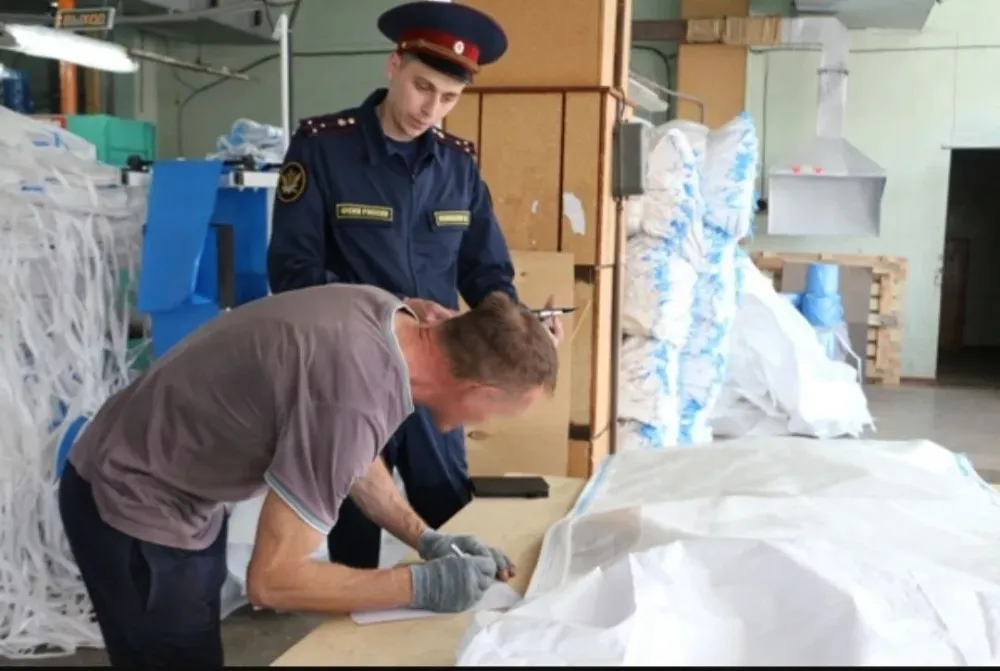 По требованию прокуратуры выплатят задержанную зарплату двум осужденным в Биробиджане