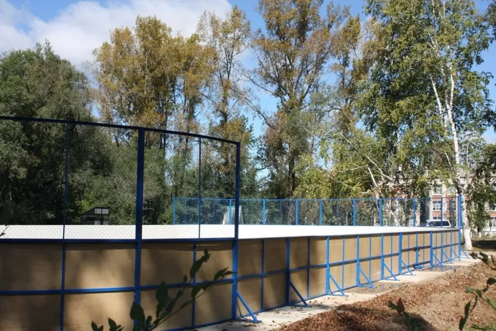 Начался монтаж новой ледовой хоккейной площадки в селе ЕАО