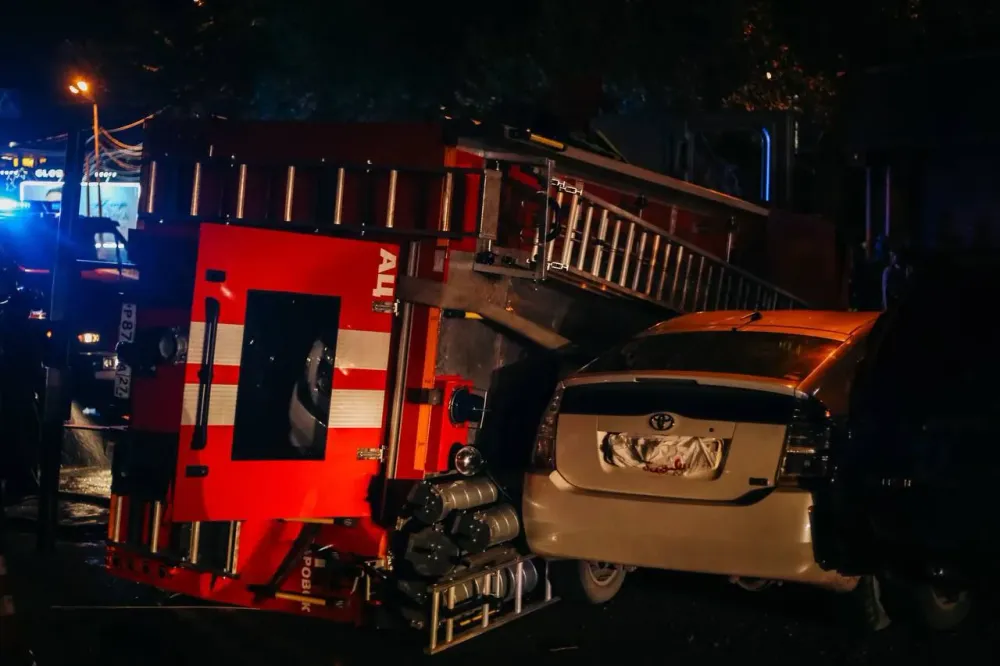 Пожарная машина смяла семь легковых автомобилей в Хабаровске