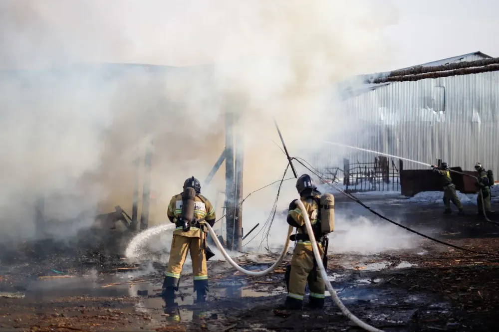 Пожарные и спасатели ЕАО получили новые социальные гарантии в виде ежемесячных выплат