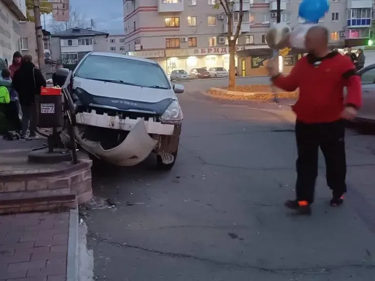 Не уступила дорогу и влетела в крыльцо жительница Биробиджана