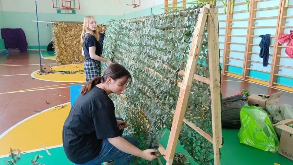 Сплели маскировочные сети для участников СВО волонтёры из ЕАО