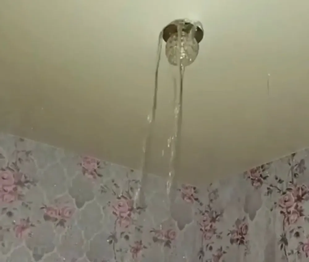 В квартире — потоп: Много лет страдают жильцы дома от дырявой крыши в Биробиджане