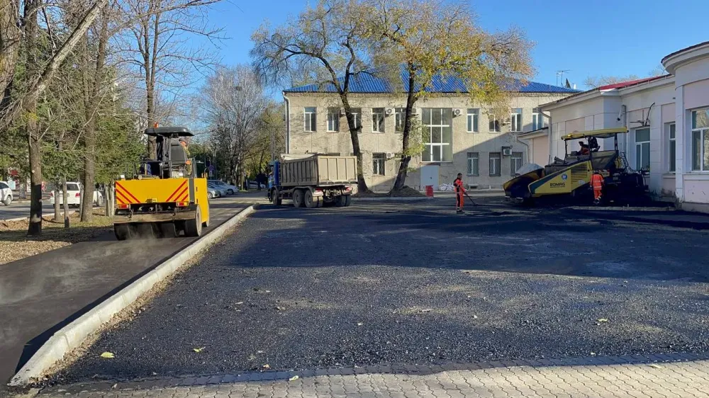 Обновляют дороги у кинотеатра «Родина» дорожно-строительные службы Биробиджана