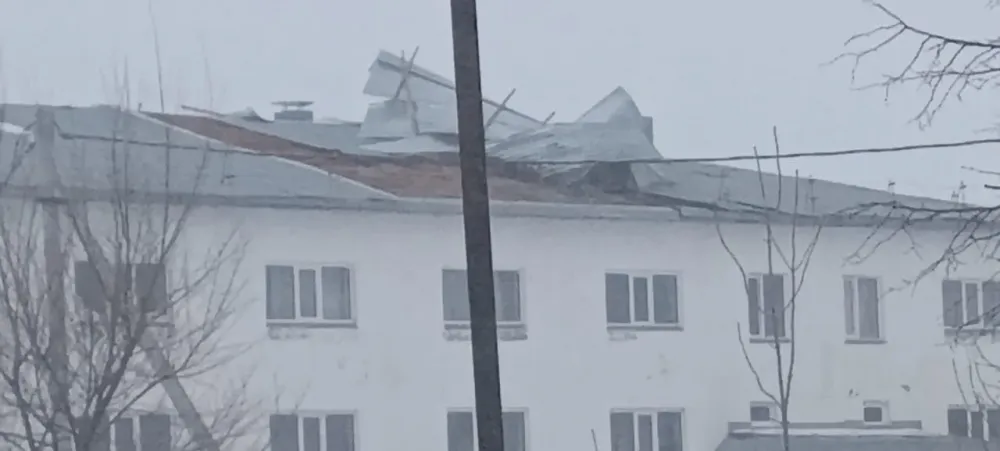 Сорвал крышу многоэтажки и оставил жителей без света сильный ветер в ЕАО