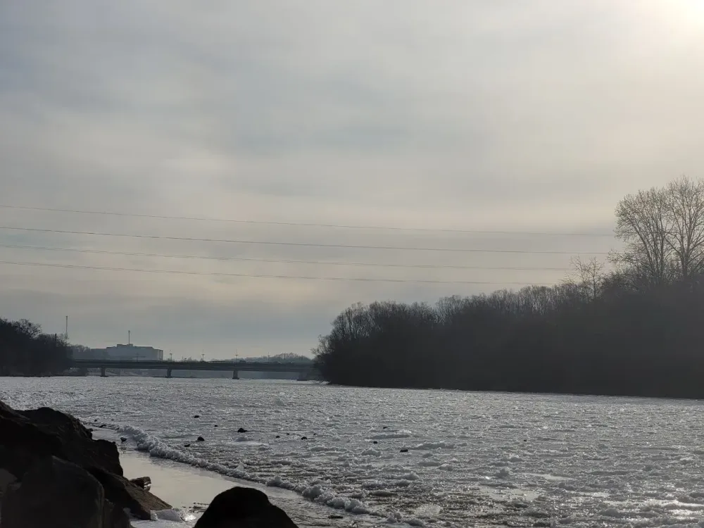 Опасные игры на тонком льду устроили дети из Биробиджана