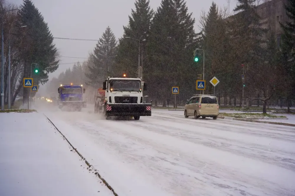 Спецтехника вышла расчищать улицы Биробиджана