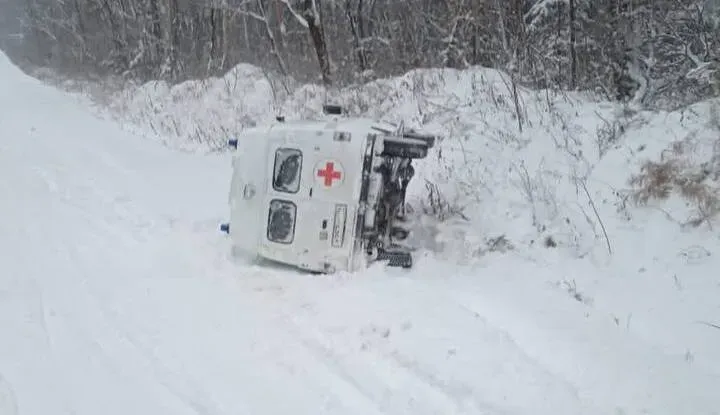 Карета скорой помощи перевернулась на трассе в ЕАО