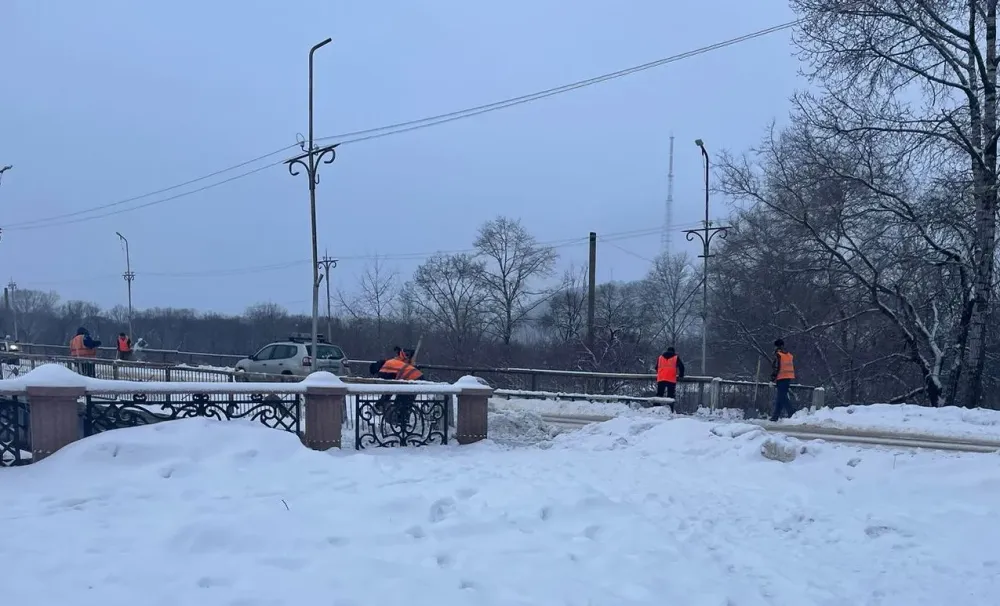 Расчищают от снега центр города коммунальные службы Биробиджана
