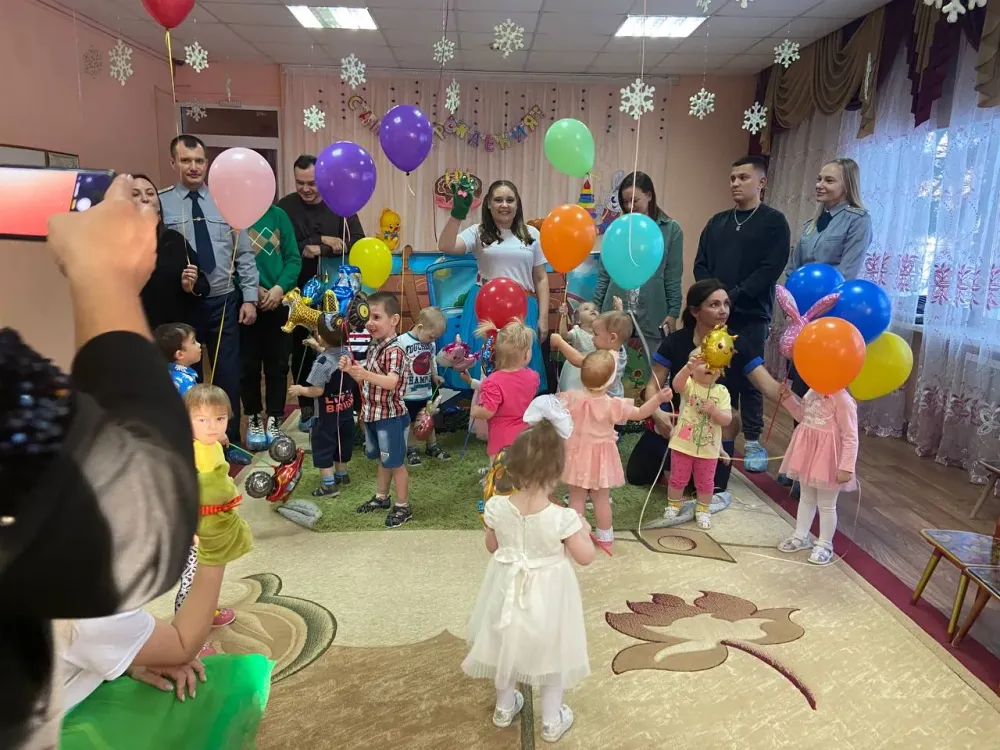 Юные воспитанники Дома ребенка получили подарки от FM-Биробиджан