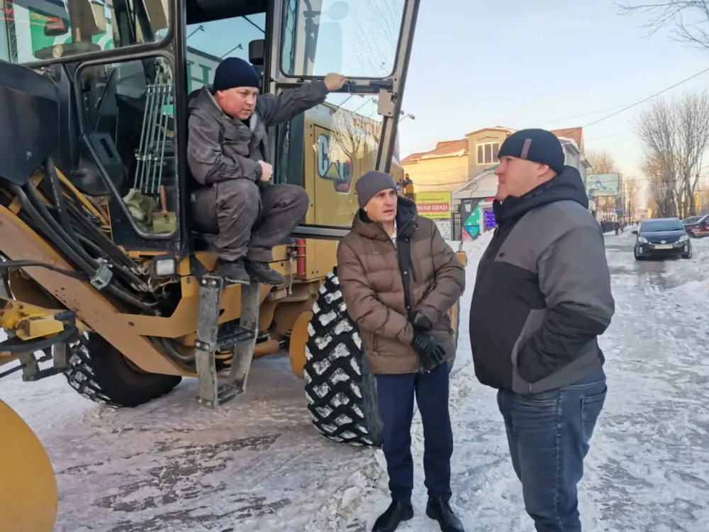 Коммунальные службы расчищают дороги и тротуары Биробиджана
