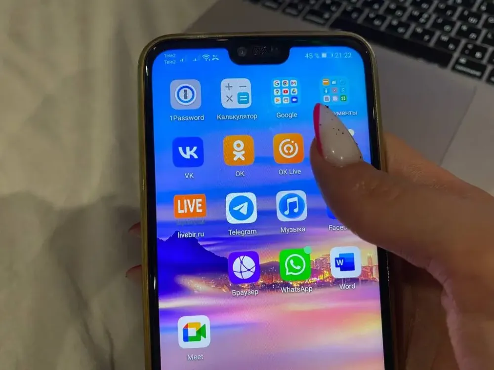 В школах России запретят телефоны и вернут уроки труда