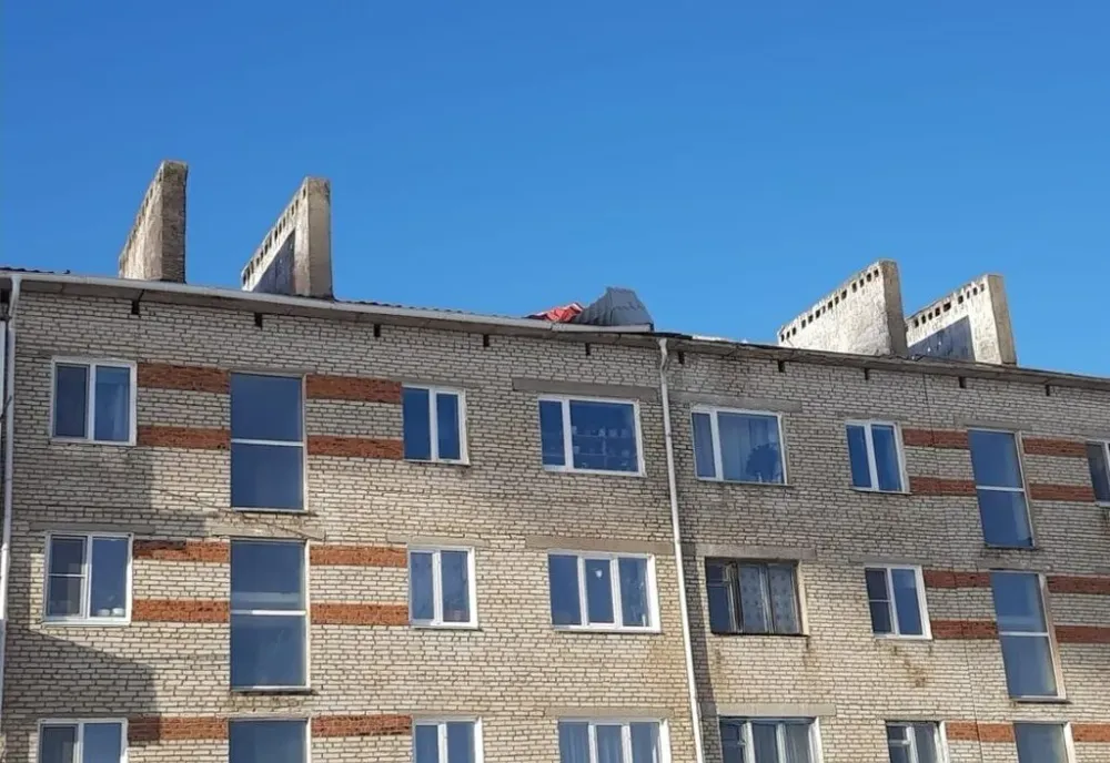 Прокуратура потребовала отремонтировать снесённую ветром крышу в селе ЕАО