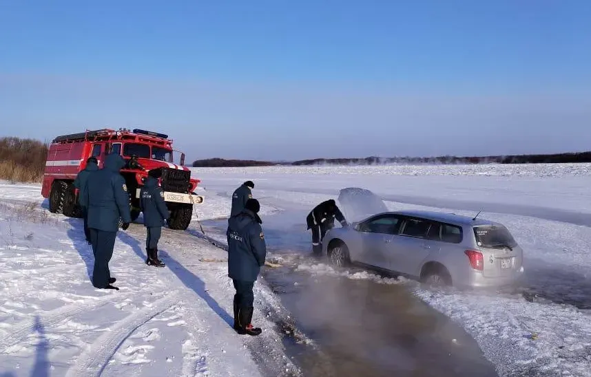 Автомобиль провалился под лед в Амурской области