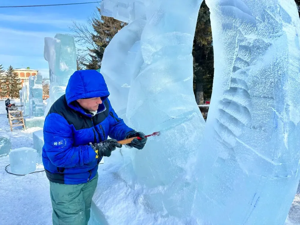 Ловкость рук и никакого мошенничества: ледяные фигуры вырезают в Биробиджане