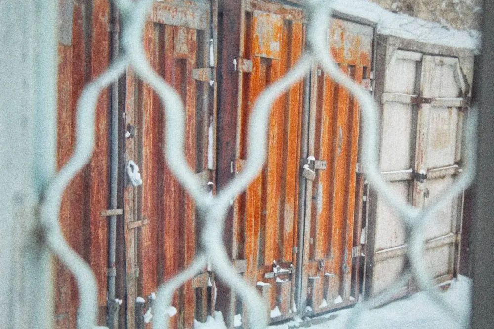 Две премиальные машины сгорели в гараже в ЕАО