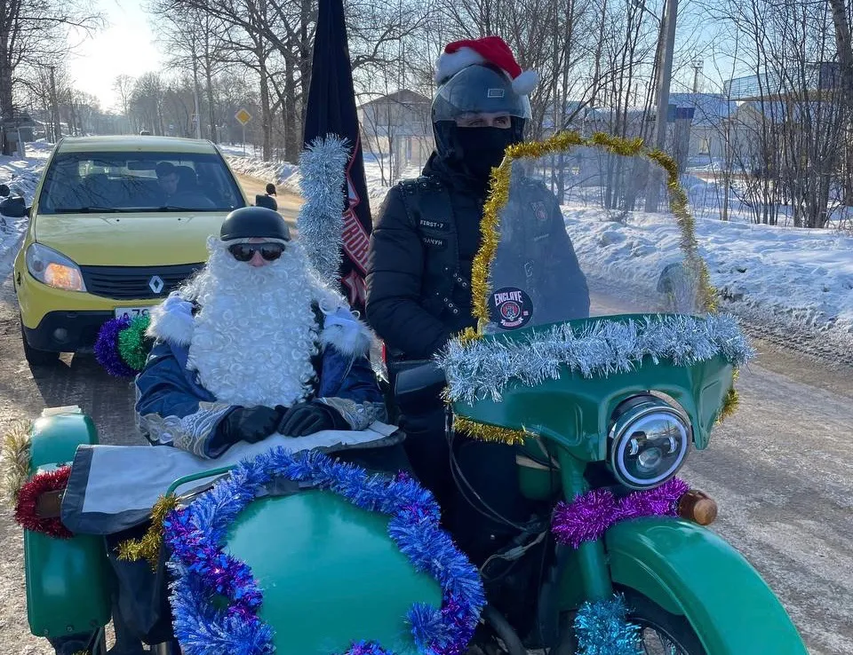 Байкерский Дед Мороз поздравил биробиджанцев с Новым годом